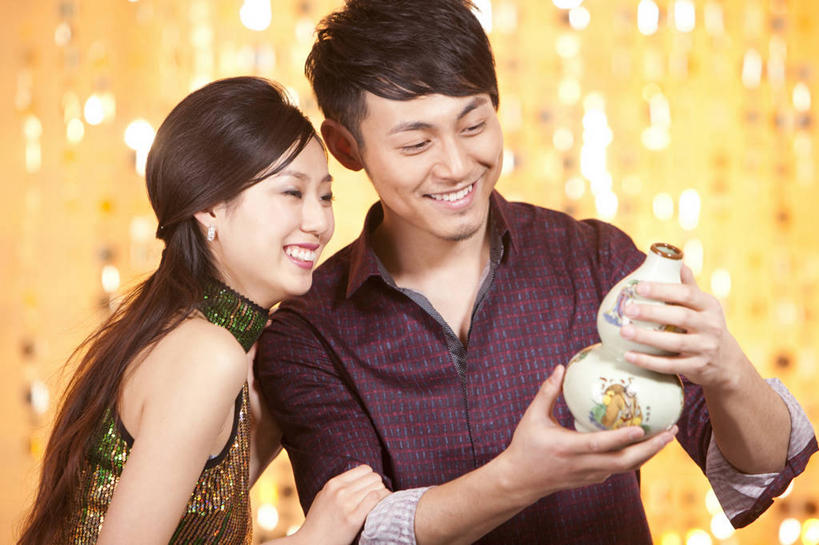 东方人,两个人,夫妻,商店,笑,微笑,露齿笑,横图,室内,正面,衬衫,爱情,购物,时尚,性感,快乐,幸福,北京,中国,亚洲,并排,陶瓷制品,浪漫,拿着,恩爱,财富,短裙,恋人,摄影,古董,珍贵,高雅,享乐,华贵,东亚,异性恋,男人,年轻男性,年轻女性,女人,亚洲人,中国人,年轻人,夫妇,情侣,半身,彩图,爱,欢乐,伴侣,魅力,古董店,挨着