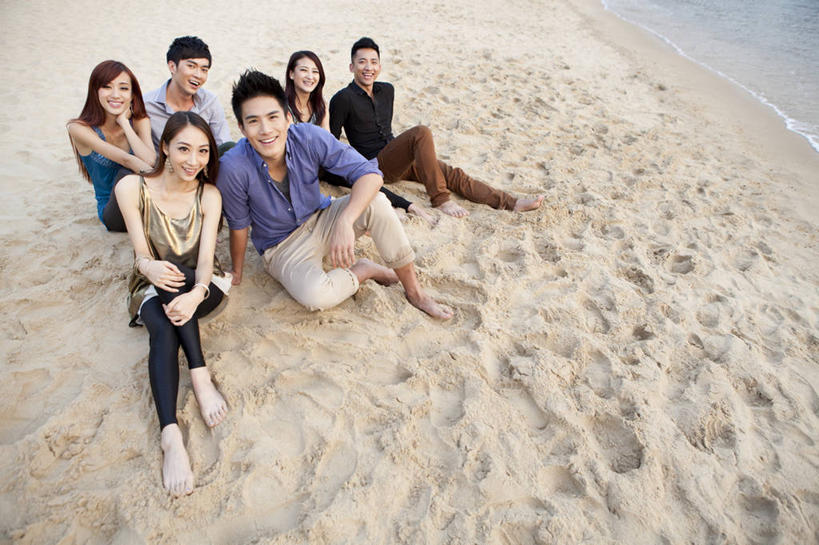 东方人,成年人,码头,坐,横图,俯视,室外,白天,侧面,衬衫,旅游,度假,快乐,友谊,幸福,信心,海洋,港口,香港,中国,亚洲,行人,游客,游人,脚印,服装,并排,沙子,休闲装,路人,旅客,衣服,风景,地标建筑,休闲,赤脚,放松,乐趣,摄影,服饰,生活方式,享乐,衣着,穿着,肖像,东亚,浅水湾,香港岛,集体照,衣饰,过客,无忧无虑,男人,男性,年轻男性,年轻女性,女人,女性,亚洲人,中国人,年轻人,海滩,休闲活动,坐着,彩图,高角度拍摄,旅行,欢乐,摆渡口,埠头,渡口,渡头,港湾,海港,货运码头,口岸,商港,挨着