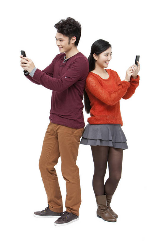 东方人,成年人,两个人,笑,微笑,露齿笑,竖图,留白,白色背景,正面,毛衣,时尚,快乐,兴奋,友谊,幸福,互联网,手机,北京,中国,春节,亚洲,拿着,休闲装,刺激,背靠背,自拍,摄影,影棚,便利,享乐,愉悦,摄影棚,发短信,网上冲浪,智能手机,东亚,无线电技术,异性恋,男人,男性,年轻男性,年轻女性,女人,女性,亚洲人,中国人,年轻人,彩图,影棚拍摄,欢乐,拍摄,伴侣,挨着