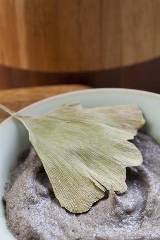 无人,竖图,俯视,特写,按摩,美容,银杏树,静物,叶子,北京,中国,亚洲,护肤,准备,材料,瓷器,润肤露,草药,药草,传统,自然,碗,干花,保养,享受,休闲,面膜,放松,SPA水疗,保健,温泉浴场,摄影,有机食品,维生素,简单,化妆用品,草本,清新,中国文化,华贵,干的,中医,东亚,养颜,替代疗法,银杏,矿泉疗养地,彩图,高角度拍摄,影棚拍摄,水疗,传统文化,成分