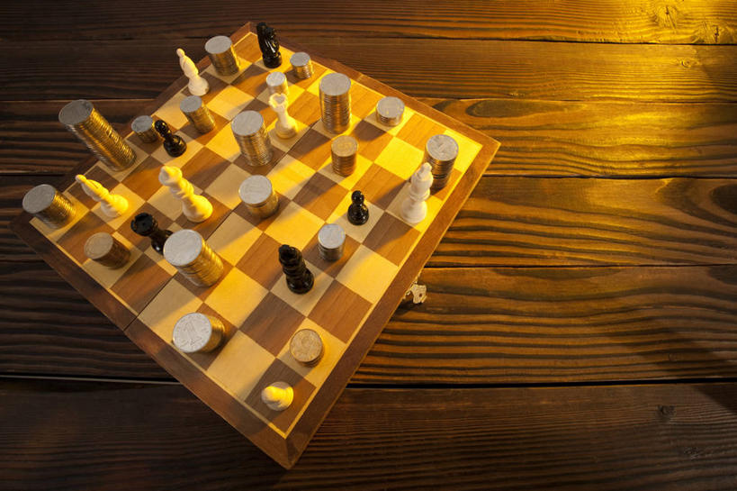 无人,横图,俯视,特写,留白,商务,智慧,赚钱,风险,竞争,钱,人民币,桌子,静物,北京,日光,中国,亚洲,堆叠,丰富,分析,木制,钱币,排列,概念,棋子,棋盘,国际象棋,财富,金融,投资,摄影,经济,顺序,选择,流通,挑战,贸易,东亚,策略,技能,想法,机会,判断,货币,现金,硬币,彩图,高角度拍摄,机遇,广角拍摄