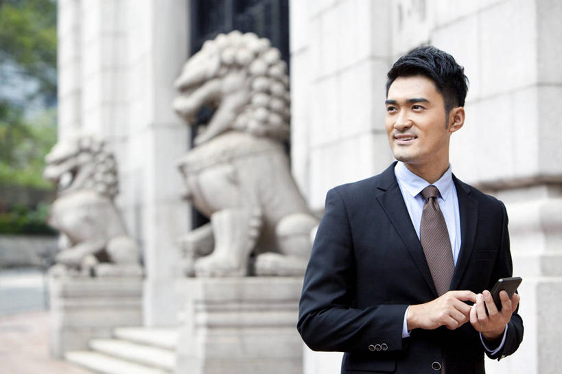 东方人,成年人,一个人,商务人士,商务男性,银行,笑,微笑,露齿笑,横图,室外,白天,正面,衬衫,商务,快乐,通讯,幸福,骄傲,成功,信心,互联网,技术,建筑,手机,雕塑,香港,中国,亚洲,仅一个男性,仅一个人,套装,正装,触摸屏,领带,联系,拿着,仅一个年轻男性,职业,独立,办公大楼,个性,活力,金融,投资,摄影,生活方式,便利,享乐,成就,都市风光,发短信,决心,肖像,商务装,网上银行,网上冲浪,市区,工薪阶层,智能手机,渴望,东亚,无线电技术,技能,想法,金融区,男人,男性,年轻男性,亚洲人,中国人,年轻人,白领,上班族,触摸,半身,彩图,衬衣,欢乐,办公室职员,手机银行,财会