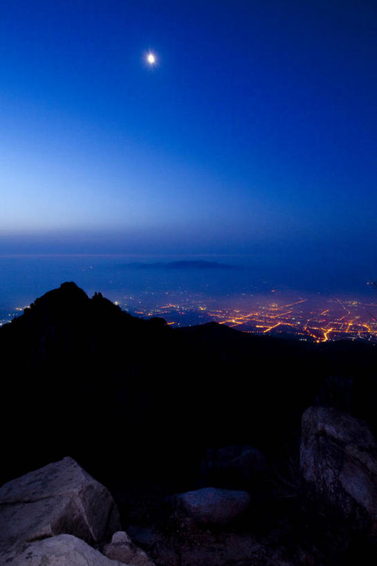 无人,竖图,俯视,航拍,室外,夜晚,旅游,度假,神秘,美景,山,山脉,泰山,中国,亚洲,地形,景观,水平线,月亮,娱乐,风景,天空,自然,地标建筑,享受,休闲,景色,放松,摄影,宁静,照亮,鸟瞰,自然风光,自然现象,东亚,地貌,山东省,自然地理,彩图,高角度拍摄,旅行