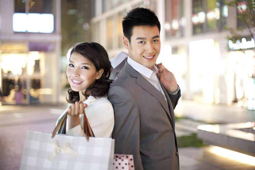 东方人,成年人,两个人,夫妻,商店,站,微笑,横图,室外,夜晚,爱情,购物,快乐,幸福,消费,城市,北京,中国,亚洲,下班,购物袋,浪漫,现代,刺激,背靠背,休闲,恩爱,恋人,摄影,生活方式,照亮,都市风光,购买,市区,东亚,异性恋,男人,男性,年轻男性,年轻女性,女人,女性,亚洲人,中国人,年轻人,夫妇,情侣,白领,半身,彩图,伴侣,摆拍