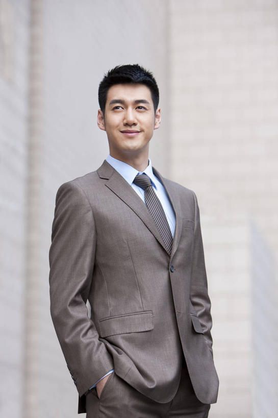 东方人,成年人,一个人,商务人士,商务男性,站,微笑,竖图,室外,白天,侧面,衬衫,商务,快乐,幸福,智慧,成功,信心,城市,北京,中国,亚洲,仅一个男性,仅一个人,套装,正装,现代,仅一个年轻男性,职业,财富,摄影,领导,经理,都市风光,肖像,商务装,工薪阶层,渴望,东亚,把握,男人,男性,年轻男性,亚洲人,中国人,年轻人,白领,商人,上班族,彩图,衬衣,短发,首席执行官,掌控