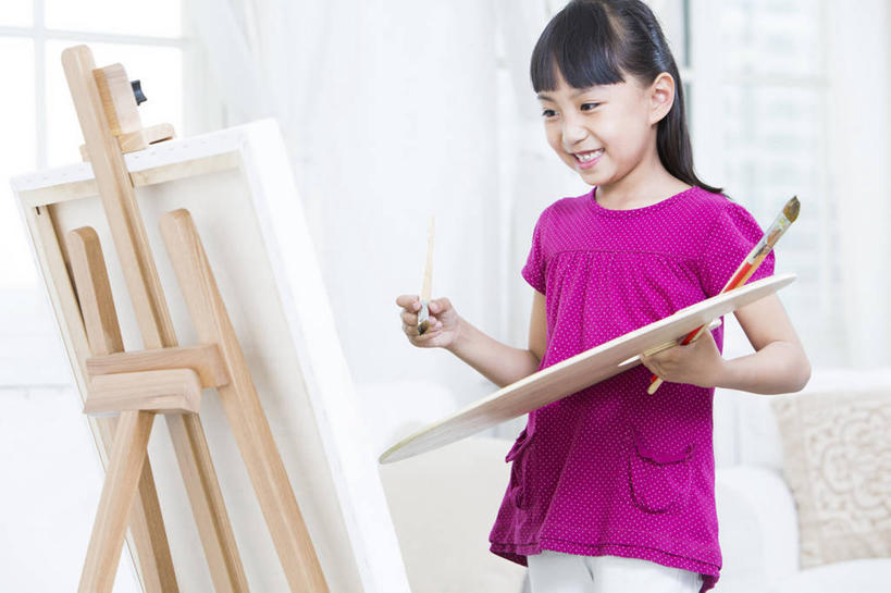 东方人,儿童,一个人,家庭,站,微笑,横图,室内,白天,正面,快乐,幸福,纯洁,智慧,油画,亚洲,仅一个女性,仅一个人,艺术,画板,拿着,注视,休闲装,小孩,画笔,观察,看,仅一个小孩,温暖,温馨,一家人,可爱,童年,童趣,摄影,生长,观看,和睦,察看,创造力,专心,享乐,关注,作画,梦想,想象,童真,渴望,东亚,烂漫,无邪,颜料盘,美术工艺,无忧无虑,天真,女孩,女人,女性,亚洲人,中国人,孩子,休闲活动,半身,彩图,影棚拍摄,融洽,女生,小学生,好奇心