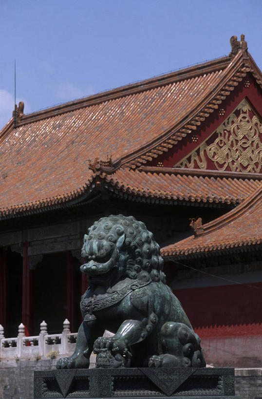 无人,栏杆,竖图,室外,建筑,狮子,雕塑,北京,亚洲,停靠,金属,屋顶,城镇,首都,警告,图像,风景,动物,地标建筑,紫禁城,警示,摄影,禁止,提醒,都市风光,提示,停泊,限制,中国文化,青铜,危险,彩图,旅行