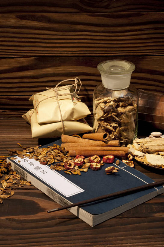 无人,医生,竖图,化妆,美容,连翘,当归,静物,北京,中国,亚洲,护肤,药,准备,堆叠,丰富,材料,瓷器,文字,草药,药草,肉桂,古典,传统,容器,医护人员,医疗人员,保养,享受,休闲,健康,放松,保健,摄影,药房,有机食品,多样,堆,准确,知识,草本,中国文化,干的,营养品,中医,东亚,广口瓶,养颜,技能,黄连,大夫,秤,书,青翘,落翘,连壳,黄奇丹,黄花条,彩图,SPA美容,木通,处方,传统文化,汉医,成分
