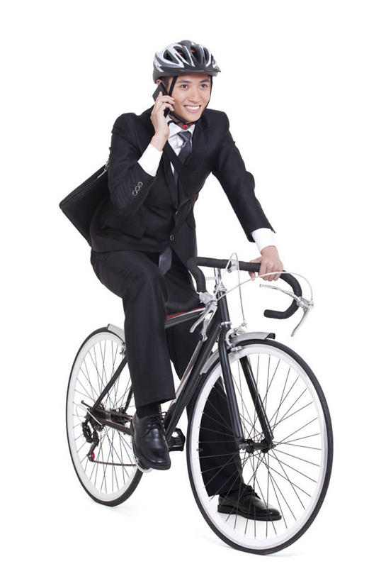 东方人,成年人,一个人,商务人士,商务男性,笑,打电话,微笑,露齿笑,竖图,留白,白色背景,衬衫,快乐,幸福,自行车,手机,北京,中国,亚洲,仅一个男性,仅一个人,套装,正装,公文包,车,脚踏车,仅一个年轻男性,骑,交通工具,骑车,休闲,运输,摄影,影棚,生活方式,动作,便利,载具,摄影棚,商务装,工薪阶层,智能手机,东亚,自行车头盔,环境保护,无线电技术,自行车运动,男人,男性,年轻男性,亚洲人,中国人,年轻人,白领,上班族,休闲活动,彩图,影棚拍摄,衬衣,欢乐,拍摄,办公室职员