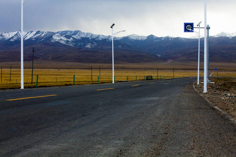 无人,横图,室外,白天,消失点,旅游,度假,探险,旅途,草原,美景,山,山脉,雪山,高速公路,路,路灯,中国,亚洲,地形,景观,分界线,杆,方向,娱乐,风景,天空,自然,享受,休闲,景色,放松,探索,摄影,蜿蜒,双黄线,宁静,自驾游,自然风光,东亚,地貌,青海省,自然地理,冒险,荒地,彩图,旅行,祁连山