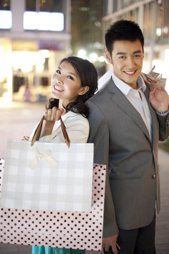 东方人,成年人,两个人,夫妻,商店,站,微笑,竖图,室外,夜晚,爱情,购物,快乐,幸福,消费,城市,北京,中国,亚洲,下班,购物袋,浪漫,现代,刺激,背靠背,休闲,恩爱,恋人,摄影,生活方式,照亮,都市风光,购买,市区,东亚,异性恋,男人,男性,年轻男性,年轻女性,女人,女性,亚洲人,中国人,年轻人,夫妇,情侣,白领,彩图,伴侣,摆拍