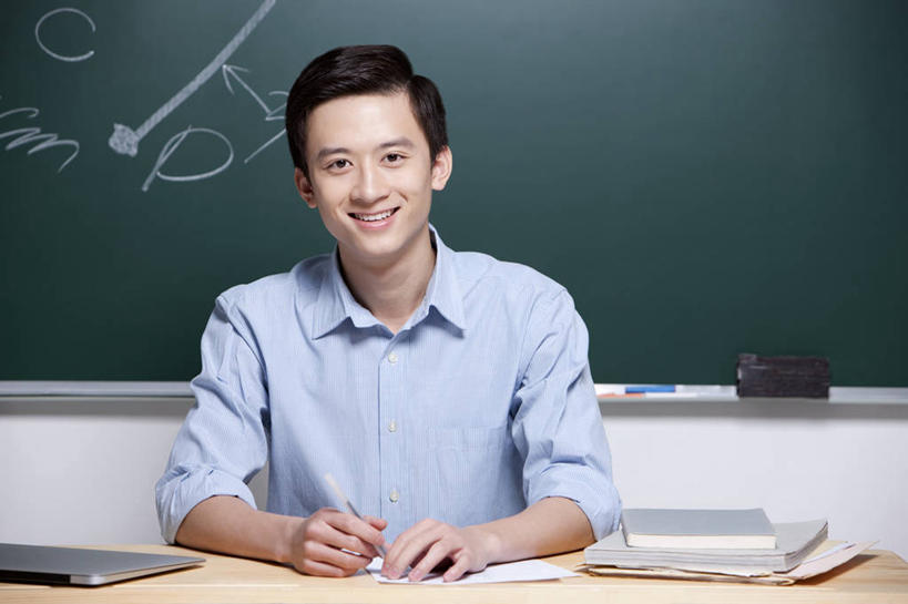 东方人,成年人,一个人,教师,坐,笑,微笑,露齿笑,横图,室内,白天,留白,正面,衬衫,快乐,幸福,智慧,信心,笔记本电脑,北京,中国,亚洲,仅一个男性,仅一个人,写,准备,正装,教育,仅一个年轻男性,教科书,黑板,职业,教室,家庭作业,摄影,生活方式,指导,知识,关爱,数学,努力,东亚,责任,贡献,男人,男性,年轻男性,亚洲人,中国人,年轻人,书,半身,彩图,大学,小学,多媒体,校对