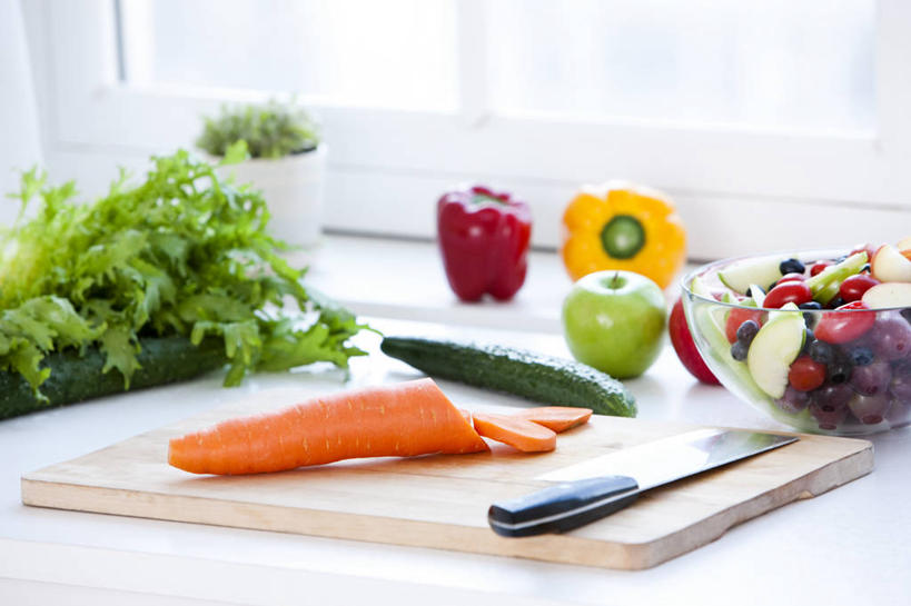 无人,家庭,家,横图,室内,白天,正面,厨房,窗户,胡萝卜,蔬菜,静物,水果,日光,灶台,食品,案板,切块,水果沙拉,饮食,刀,健康,温暖,温馨,一家人,素食,摄影,有机食品,生活方式,和睦,简单,早晨,清新,健康食物,写实,彩图,融洽