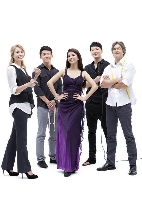 东方人,西方人,成年人,中年人,老年人,商务人士,设计师,演员,电影明星,理发师,商务男性,商务女性,站,笑,双手交叉,微笑,露齿笑,竖图,留白,白色背景,正面,衬衫,化妆,商务,时尚,快乐,幸福,合作,团队,北京,欧洲,中国,欧洲人,亚洲,五个人,一排,表演,准备,套装,正装,整齐,并排,工作,测量,手叉腰,扮演,排列,彩妆,化妆刷,卷尺,叉腰,职业,t台,美女,服务,创意,摄影,影棚,明星,协助,演出,双手抱胸,高雅,双手叉腰,队列,摄影棚,努力,肖像,手艺,商务装,合伙,化妆师,工薪阶层,直发器,创新,东亚,时装模特,新意,技能,时装表演,时装秀,t型台,走秀,老年男性,男人,男性,年轻男性,年轻女性,女人,女性,中年男性,白种人,亚洲人,中国人,年轻人,长发,发型,白领,美术设计员,上班族,设计,设计家,设计者,影视明星,彩图,影棚拍摄,衬衣,欢乐,拍摄,魅力,幕后,白色人种,摆拍,传媒