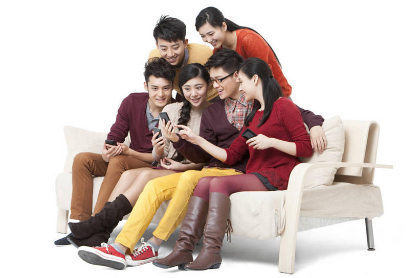 东方人,成年人,坐,微笑,横图,留白,白色背景,侧面,毛衣,时尚,快乐,满意,兴奋,友谊,幸福,互联网,沙发,手机,北京,中国,春节,亚洲,节日,拿着,休闲装,刺激,休闲,摄影,影棚,便利,享乐,愉悦,摄影棚,出示,网上冲浪,智能手机,东亚,无线电技术,男人,男性,年轻男性,年轻女性,女人,女性,亚洲人,中国人,年轻人,彩图,影棚拍摄,欢乐,拍摄,法定假日,挨着,传统节日