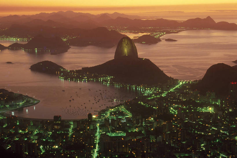 西方人,无人,横图,俯视,室外,夜晚,度假,海洋,美景,山,水,城市风光,城市,建筑,巴西,欧洲,欧洲人,液体,海岸线,景观,城镇,调料,盐,糖,调味品,南,图像,调味料,娱乐,食盐,风景,地标建筑,享受,休闲,景色,南美,放松,摄影,照亮,南美洲,拉丁美洲,都市风光,美洲,里约热内卢,盐水,里约热内卢州,巴西联邦共和国,首府,亚美利加洲,南亚美利加洲,里约热内卢市,甜面包山,科巴卡巴纳海滩,科帕卡巴纳海滩,白种人,海滩,彩图,高角度拍摄,旅行,白色人种,高加索人种,欧罗巴人种