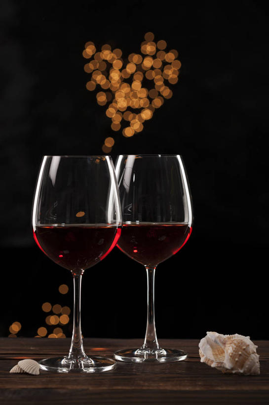 葡萄酒,无人,竖图,夜晚,静物,北京,亚洲,黑色背景,透明,发光,光线,食品,海螺,光芒,酒类,饮品,浪漫,饮食,酒,食物,饮料,红葡萄酒,约会,摄影,照亮,葡萄酒杯,可口,华贵,东亚,适口,心型,玻璃杯,彩图,爱