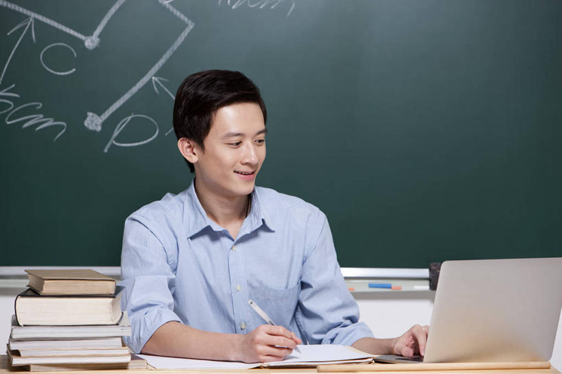 东方人,成年人,一个人,教师,坐,笑,微笑,露齿笑,横图,室内,白天,留白,正面,衬衫,快乐,幸福,智慧,信心,笔记本电脑,互联网,技术,北京,中国,亚洲,仅一个男性,仅一个人,许多,写,准备,堆叠,正装,很多,教育,联系,仅一个年轻男性,教科书,黑板,打字,职业,教室,摄影,生活方式,指导,便利,专心,知识,关爱,数学,努力,网上冲浪,东亚,搜寻,无线电技术,责任,贡献,男人,男性,年轻男性,亚洲人,中国人,年轻人,书,半身,彩图,大学,小学,多媒体