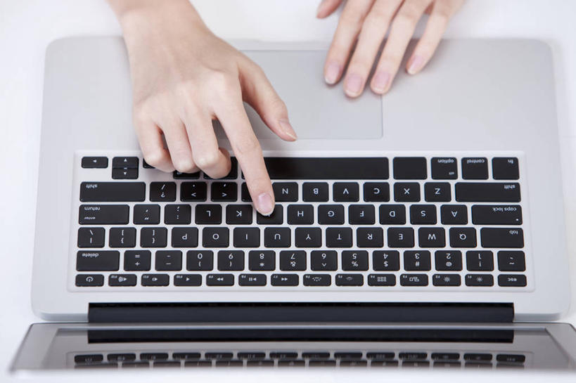 成年人,手,一个人,家,横图,俯视,室内,特写,白天,笔记本电脑,互联网,技术,桌子,北京,中国,亚洲,敲打,房屋,输入,打字,摄影,生活方式,点击,敲击,部分,便利,网上冲浪,东亚,无线电技术,按键,年轻人,触摸,彩图,高角度拍摄,欢乐