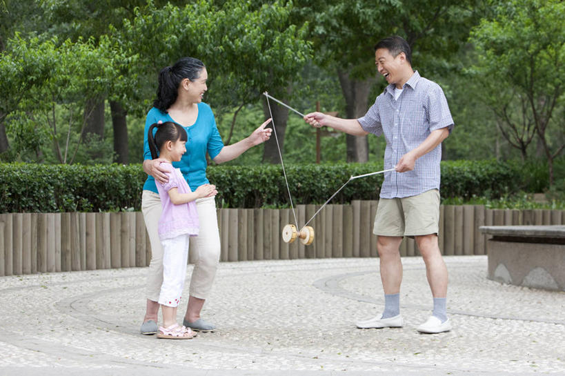 东方人,儿童,成年人,中年人,老年人,三个人,家庭,丈夫,妻子,祖母,祖父,公园,笑,微笑,横图,室外,白天,锻炼,旅游,度假,快乐,满意,幸福,纯洁,运动,美景,北京,中国,亚洲,表演,景观,休闲装,娱乐,刺激,树,小孩,绿色,自然,夏天,看,享受,休闲,健康,景色,放松,可爱,乐趣,童年,童趣,摄影,生活方式,观看,退休,享乐,愉悦,自然风光,亲情,童真,东亚,烂漫,无邪,空竹,无忧无虑,天真,老年男性,老年女性,男人,男性,女孩,女人,女性,亚洲人,中国人,孩子,孙女,彩图,欢乐,伴侣,精力,人老心不老,代沟