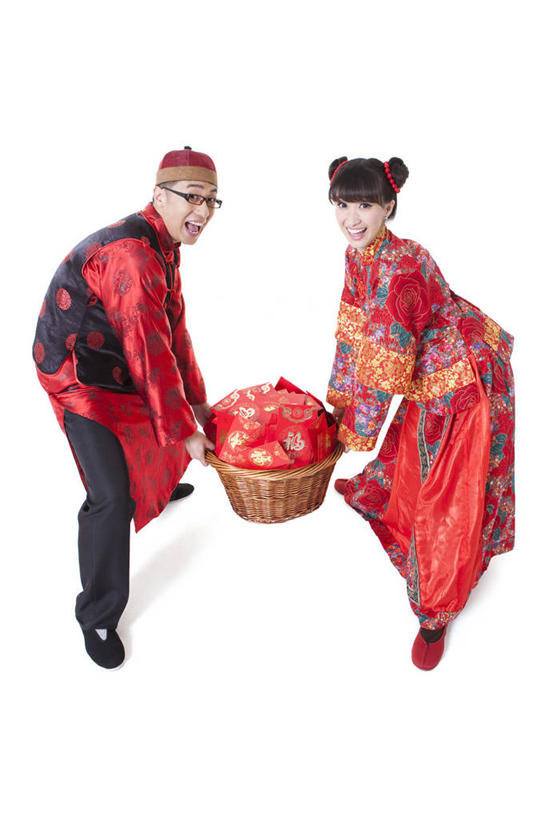 东方人,成年人,两个人,笑,微笑,露齿笑,竖图,留白,白色背景,正面,快乐,兴奋,幸福,北京,中国,春节,亚洲,节日,篮子,眼镜,拿着,传统,刺激,盛装,衣服,摄影,红包,影棚,收获,幽默,愉悦,运送,发髻,中国文化,摄影棚,东亚,异性恋,男人,男性,年轻男性,年轻女性,女人,女性,亚洲人,中国人,年轻人,彩图,影棚拍摄,传统服装,装扮,欢乐,拍摄,伴侣,唐装,传统文化,挨着,传统节日