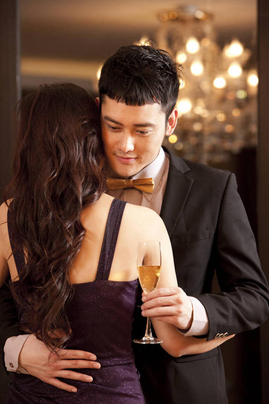 东方人,成年人,两个人,夫妻,竖图,夜晚,晚礼服,爱情,聚会,快乐,幸福,正装,浪漫,晚会,香槟,恩爱,乐趣,约会,恋人,摄影,生活方式,高雅,优美,享乐,华贵,水晶吊灯,欧洲文化,异性恋,男人,男性,年轻男性,年轻女性,女人,女性,亚洲人,中国人,年轻人,夫妇,情侣,休闲活动,彩图,晚宴服,舞会服,洋服,洋装,夜礼服,舞蹈,伴侣,上流社会