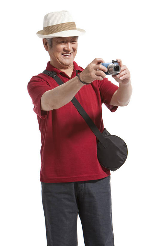 成年人,老年人,一个人,站,竖图,留白,白色背景,正面,旅游,幸福,帽子,相机,北京,中国,亚洲,仅一个男性,仅一个人,行人,游客,游人,包,摄像机,拿着,休闲装,路人,旅客,拍照,遮阳帽,仅一个老年男性,放松,摄像,摄影,影棚,生活方式,摄影机,退休,摄影棚,录像,东亚,过客,老年男性,男人,男性,亚洲人,中国人,彩图,影棚拍摄,旅行,欢乐,拍摄,人老心不老,数码摄像机