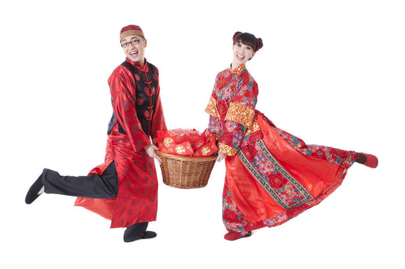 东方人,成年人,两个人,笑,微笑,露齿笑,横图,留白,白色背景,正面,快乐,兴奋,幸福,北京,中国,春节,亚洲,节日,篮子,眼镜,拿着,传统,刺激,盛装,衣服,摄影,红包,影棚,收获,幽默,愉悦,运送,发髻,中国文化,摄影棚,东亚,异性恋,男人,男性,年轻男性,年轻女性,女人,女性,亚洲人,中国人,年轻人,彩图,影棚拍摄,传统服装,装扮,欢乐,拍摄,伴侣,唐装,传统文化,挨着,传统节日