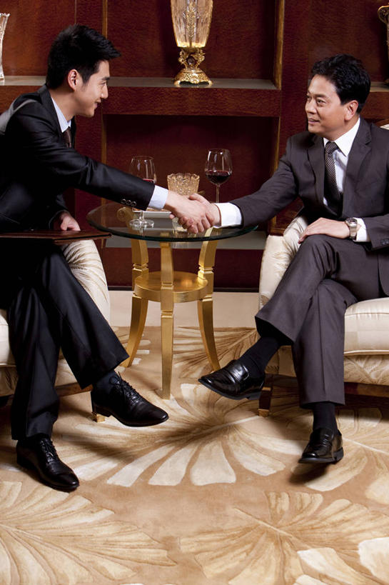 葡萄酒,东方人,成年人,中年人,老年人,两个人,商务人士,商务男性,坐,握手,微笑,竖图,室内,正面,衬衫,商务,成功,信心,酒店,北京,中国,亚洲,套装,开会,会议,二郎腿,拿着,娱乐,大厅,会所,面对面,红葡萄酒,同意,财富,俱乐部,摄影,权威,专心,领导,扶手椅,葡萄酒杯,成就,华贵,商务装,合伙,工薪阶层,东亚,欧洲文化,把握,老年男性,男人,男性,年轻男性,亚洲人,中国人,年轻人,白领,上班族,彩图,衬衣,旅行,首席执行官,上层阶级,商务会议,社交,掌控