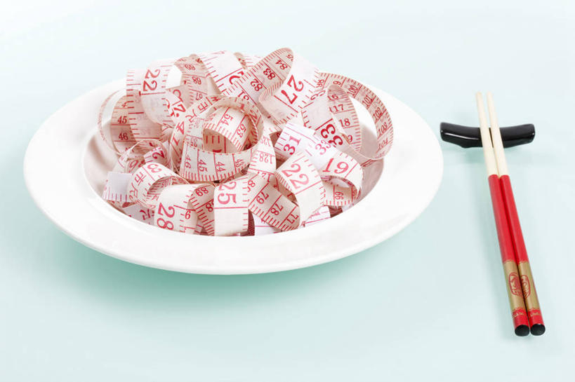 无人,横图,俯视,留白,白色背景,筷子,静物,餐具,北京,中国,亚洲,盘子,卷尺,概念,健康,摄影,测量工具,幽默,控制,创造力,瘦身,东亚,健康食物,彩图,高角度拍摄,影棚拍摄