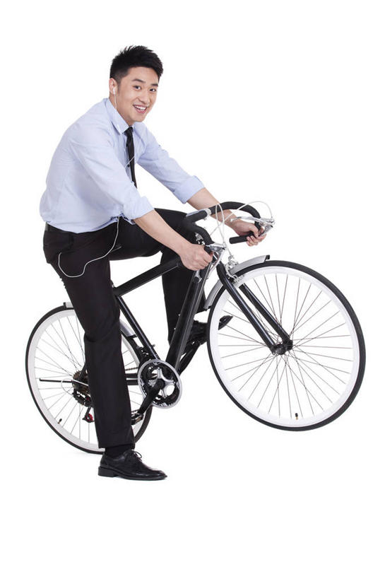 东方人,成年人,一个人,商务人士,商务男性,笑,微笑,露齿笑,竖图,留白,白色背景,衬衫,时尚,快乐,幸福,信心,自行车,北京,中国,亚洲,仅一个男性,仅一个人,套装,正装,耳塞,音乐,听,车,脚踏车,仅一个年轻男性,骑,耳机,交通工具,骑车,休闲,运输,摄影,影棚,生活方式,动作,载具,摄影棚,肖像,商务装,工薪阶层,东亚,特技,环境保护,自行车运动,男人,男性,年轻男性,亚洲人,中国人,年轻人,白领,上班族,休闲活动,彩图,影棚拍摄,衬衣,欢乐,拍摄,办公室职员