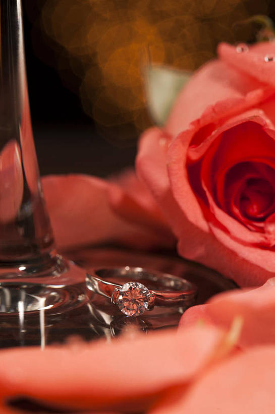 无人,竖图,特写,婚礼,静物,珠宝,北京,亚洲,浪漫,钻石,装饰品,花,花朵,结婚戒指,戒指,装饰物,摄影,珍贵,葡萄酒杯,钻石戒指,婚姻,东亚,彩图,爱,订婚