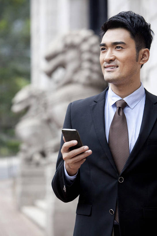 东方人,成年人,一个人,商务人士,商务男性,银行,笑,微笑,露齿笑,竖图,室外,特写,白天,正面,衬衫,商务,快乐,通讯,幸福,骄傲,成功,信心,互联网,技术,建筑,手机,雕塑,香港,中国,亚洲,仅一个男性,仅一个人,套装,正装,触摸屏,领带,联系,拿着,仅一个年轻男性,职业,独立,办公大楼,个性,活力,金融,投资,摄影,生活方式,便利,享乐,成就,都市风光,发短信,决心,商务装,网上银行,网上冲浪,市区,工薪阶层,智能手机,渴望,东亚,无线电技术,技能,想法,金融区,男人,男性,年轻男性,亚洲人,中国人,年轻人,白领,上班族,半身,彩图,衬衣,欢乐,办公室职员,手机银行,财会