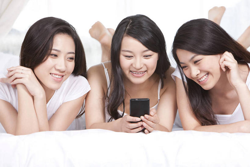 东方人,成年人,一个人,三个人,家,躺,微笑,横图,室内,特写,正面,快乐,友谊,幸福,分享,床,卧室,手机,北京,中国,亚洲,仅一个年轻女性,仅一个女性,仅一个人,内衣,睡衣,并排,拿着,白色,看,趴着,休闲,放松,乐趣,摄影,生活方式,活动,便利,舒适,享乐,迷人,发短信,智能手机,东亚,无线电技术,无忧无虑,年轻女性,女人,女性,亚洲人,中国人,年轻人,长发,休闲活动,彩图,欢乐,闺密,挨着