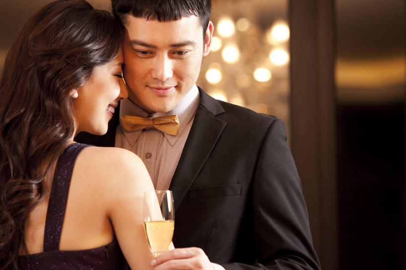 东方人,成年人,两个人,夫妻,横图,夜晚,晚礼服,爱情,聚会,快乐,幸福,正装,浪漫,晚会,香槟,恩爱,乐趣,约会,恋人,摄影,生活方式,高雅,优美,享乐,华贵,水晶吊灯,欧洲文化,异性恋,男人,男性,年轻男性,年轻女性,女人,女性,亚洲人,中国人,年轻人,夫妇,情侣,休闲活动,彩图,晚宴服,舞会服,洋服,洋装,夜礼服,舞蹈,伴侣,上流社会