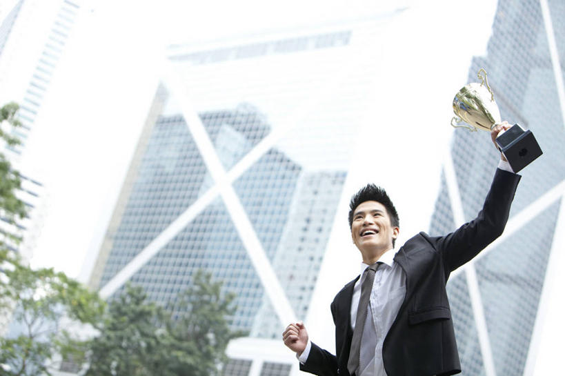 东方人,成年人,一个人,商务人士,商务男性,举,笑,微笑,露齿笑,横图,室外,白天,留白,正面,衬衫,商务,快乐,满意,兴奋,幸福,智慧,骄傲,成功,信心,竞争,建筑,香港,中国,亚洲,第一名,仅一个男性,仅一个人,套装,正装,欢呼,庆祝,领带,拿着,刺激,仅一个年轻男性,职业,独立,办公大楼,个性,活力,摄影,生活方式,享乐,成就,都市风光,商务装,荣誉,市区,工薪阶层,渴望,东亚,快活,欢愉,康乐,能力,金融区,男人,男性,年轻男性,亚洲人,中国人,年轻人,白领,上班族,半身,彩图,衬衣,高兴,欢乐,奖杯,办公室职员,好消息