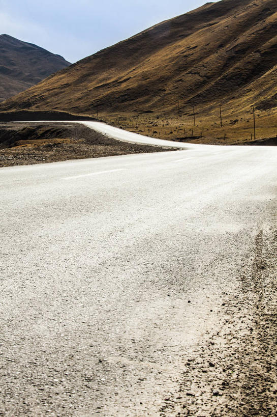 无人,竖图,室外,白天,消失点,旅游,度假,探险,旅途,美景,山,山脉,路,中国,亚洲,地形,景观,方向,娱乐,风景,天空,自然,享受,休闲,景色,放松,探索,摄影,蜿蜒,宁静,自驾游,自然风光,东亚,地貌,青海省,自然地理,冒险,荒地,彩图,旅行,祁连山
