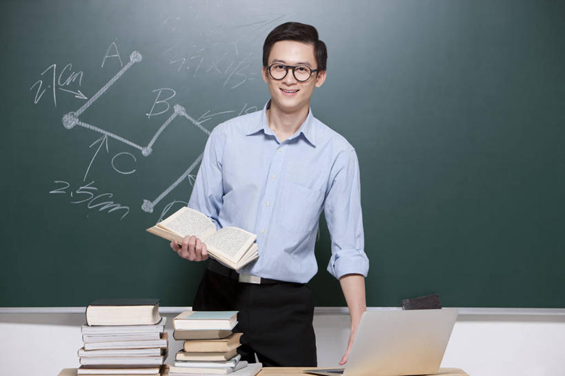 东方人,成年人,一个人,教师,横图,室内,白天,留白,正面,衬衫,快乐,幸福,智慧,信心,笔记本电脑,互联网,技术,北京,中国,亚洲,仅一个男性,仅一个人,许多,准备,堆叠,正装,眼镜,很多,教育,联系,仅一个年轻男性,教科书,黑板,教,职业,教室,摄影,生活方式,指导,便利,专心,知识,关爱,数学,努力,网上冲浪,东亚,无线电技术,责任,贡献,男人,男性,年轻男性,亚洲人,中国人,年轻人,书,彩图,大学,小学,多媒体