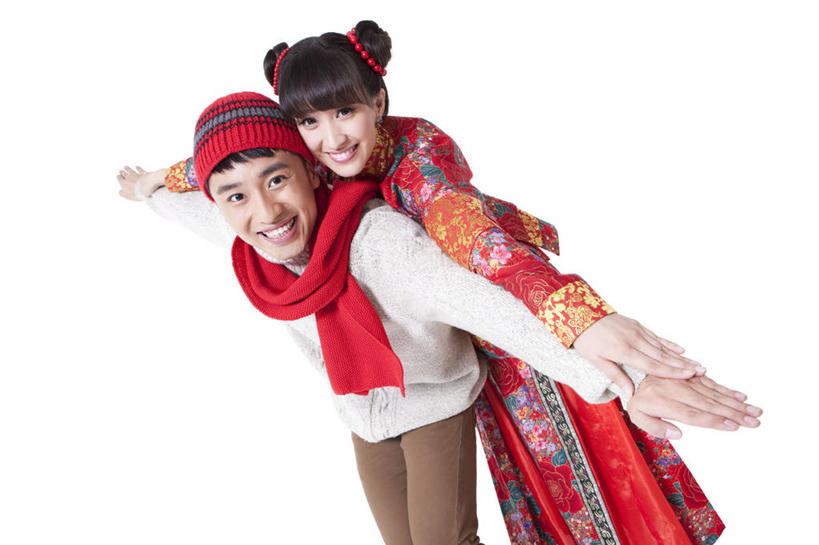 东方人,成年人,两个人,笑,微笑,露齿笑,横图,留白,白色背景,侧面,毛衣,快乐,幸福,帽子,北京,中国,春节,亚洲,浪漫,休闲装,飞,传统,盛装,衣服,围巾,摄影,影棚,幽默,愉悦,发髻,中国文化,摄影棚,东亚,编织帽,异性恋,男人,男性,年轻男性,年轻女性,女人,女性,亚洲人,中国人,年轻人,张开手臂,彩图,影棚拍摄,传统服装,装扮,拍摄,伴侣,唐装,传统文化,挨着,传统节日