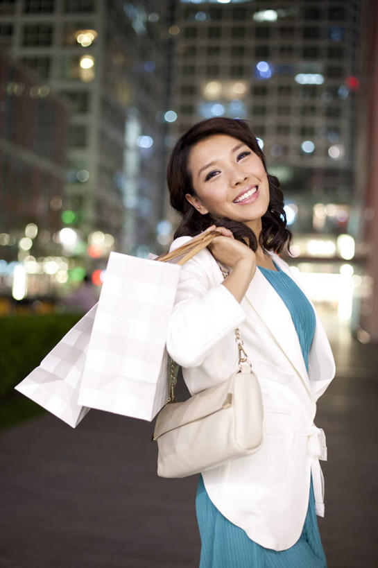 东方人,成年人,一个人,商店,站,笑,微笑,露齿笑,竖图,室外,夜晚,购物,快乐,幸福,消费,城市,北京,中国,亚洲,仅一个年轻女性,仅一个女性,仅一个人,下班,购物袋,挎包,拿着,现代,刺激,休闲,摄影,生活方式,手包,都市风光,购买,市区,东亚,年轻女性,女人,女性,亚洲人,中国人,年轻人,白领,彩图