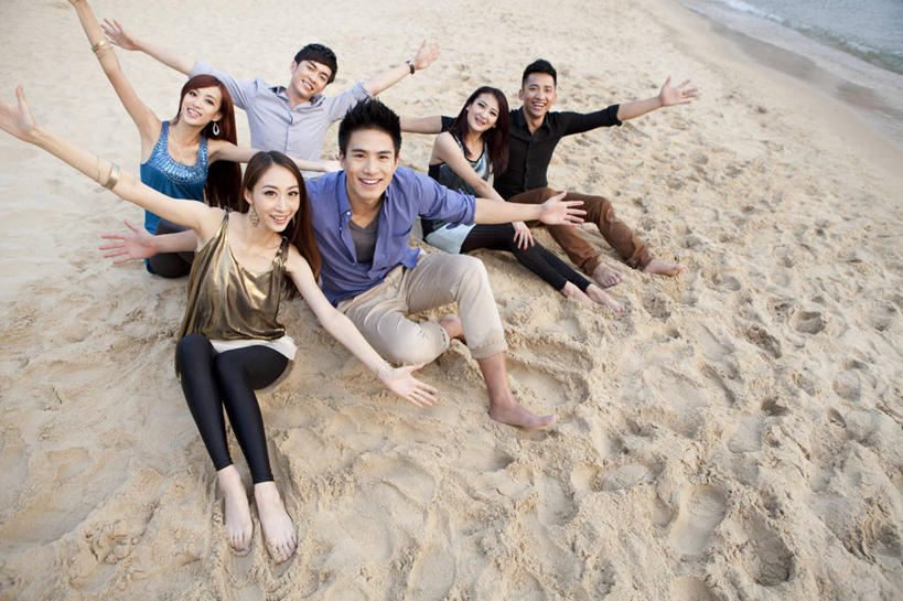 东方人,成年人,码头,坐,横图,俯视,室外,白天,正面,衬衫,旅游,度假,快乐,友谊,幸福,信心,海洋,港口,香港,中国,亚洲,行人,游客,游人,脚印,服装,并排,沙子,休闲装,路人,旅客,衣服,风景,地标建筑,休闲,赤脚,放松,乐趣,摄影,服饰,生活方式,享乐,衣着,穿着,问候,东亚,浅水湾,香港岛,集体照,衣饰,过客,无忧无虑,男人,男性,年轻男性,年轻女性,女人,女性,亚洲人,中国人,年轻人,海滩,休闲活动,张开手臂,坐着,彩图,高角度拍摄,旅行,欢乐,摆渡口,埠头,渡口,渡头,港湾,海港,货运码头,口岸,商港,挨着,摆拍