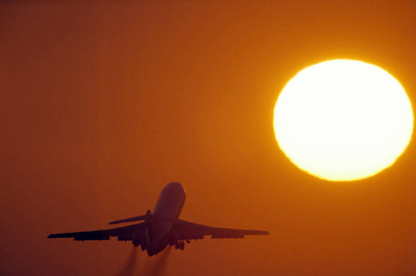 无人,横图,室外,留白,旅途,日落,太阳,飞机,日光,起飞,地形,公共交通,图像,现代,飞,风景,黄昏,橙色,运输,摄影,靠近,离开,抵达,剪影,彩图,旅行,商务机