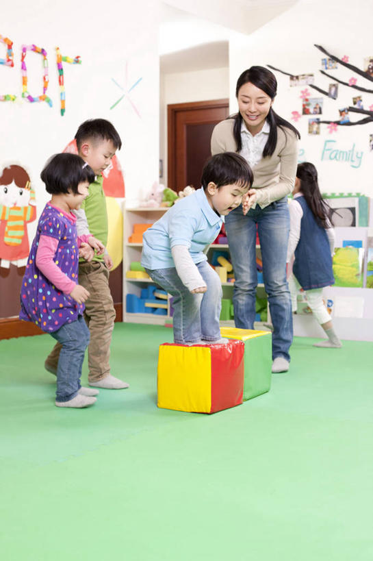 东方人,儿童,成年人,学生,教师,跳,笑,鼓掌,微笑,露齿笑,竖图,室内,侧面,游戏,快乐,兴奋,友谊,幸福,纯洁,合作,团队,玩具,北京,中国,亚洲,五个人,欢呼,毯子,教育,休闲装,刺激,小孩,瑜伽垫,垫子,职业,教室,体育课,同学,活力,可爱,乐趣,童年,童趣,摄影,块状,生长,生活方式,活动,支撑,享乐,关爱,瑜伽毯,童真,东亚,烂漫,无邪,发展,勇气,无忧无虑,天真,信任,男孩,年轻女性,女孩,女人,女性,亚洲人,中国人,孩子,年轻人,彩图,欢乐,男生,女生,挨着