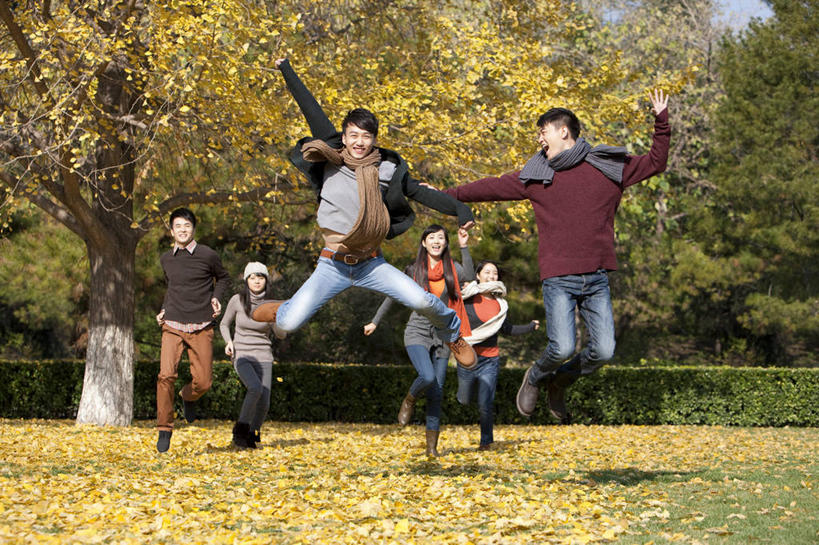 东方人,成年人,学生,公园,跑,跳,笑,微笑,露齿笑,横图,室外,白天,正面,毛衣,聚会,旅游,度假,快乐,兴奋,友谊,幸福,草地,美景,银杏树,帽子,叶子,北京,日光,中国,亚洲,景观,聚餐,半空,休闲装,娱乐,校园,刺激,树,黄色,风景,自然,围巾,享受,休闲,景色,放松,活力,乐趣,摄影,生活方式,享乐,自然风光,肖像,户外活动,干的,东亚,编织帽,无忧无虑,男人,男性,年轻男性,年轻女性,女人,女性,亚洲人,中国人,年轻人,大学生,秋天,彩图,欢乐,大学,林区,挨着