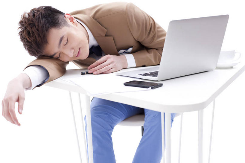 东方人,成年人,一个人,商务人士,商务男性,办公室,坐,睡,微笑,横图,室内,留白,白色背景,正面,衬衫,商务,时尚,笔记本电脑,技术,桌子,北京,中国,亚洲,仅一个男性,仅一个人,套装,正装,现代,书桌,仅一个年轻男性,趴着,职业,休闲,放松,摄影,影棚,生活方式,午睡,享乐,摄影棚,商务装,工薪阶层,东亚,完成,无线电技术,无忧无虑,计算机,男人,男性,年轻男性,亚洲人,中国人,年轻人,白领,上班族,闭着眼睛,困,困觉,寝息,睡觉,彩图,影棚拍摄,衬衣,拍摄,办公室职员,小睡,韩版