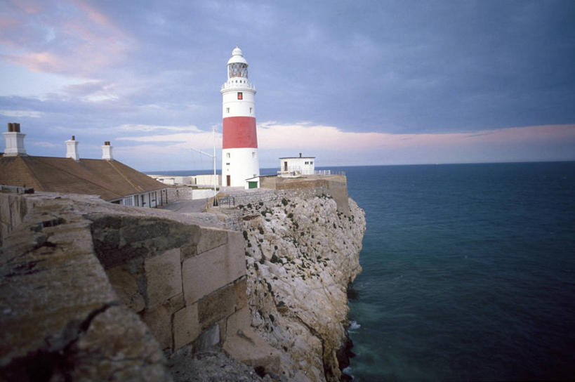 无人,横图,室外,白天,海洋,水,道路,建筑,欧洲,信息,液体,地形,悬崖,调料,盐,灯塔,交通,调味品,图像,调味料,方向,食盐,风景,天空,摄影,引导,指导,指引,盐水,航标,直布罗陀,彩图,旅行,导航,壁架