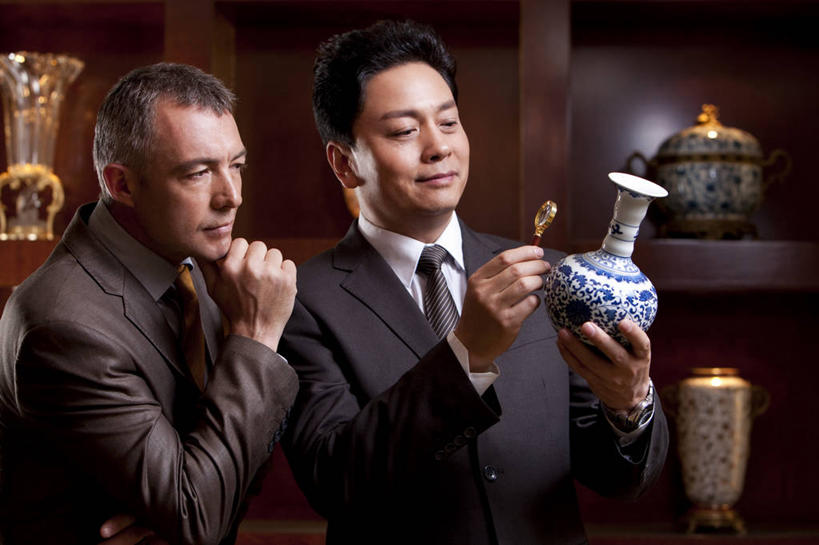 东方人,西方人,成年人,中年人,老年人,两个人,商务人士,商务男性,站,微笑,横图,室内,正面,衬衫,商务,满意,信心,花瓶,北京,欧洲,中国,欧洲人,亚洲,撑,套装,检查,艺术,分析,材料,瓷器,放大镜,拿着,托腮,娱乐,会所,蓝色,白色,托,思考,想,财富,俱乐部,摄影,生活方式,古董,权威,专心,享乐,中国文化,托下巴,华贵,出示,商务装,工薪阶层,东亚,欧洲文化,判断,老年男性,男人,男性,白种人,亚洲人,中国人,白领,上班族,半身,彩图,衬衣,传统文化,头等舱,上层阶级,白色人种,社交,好奇心