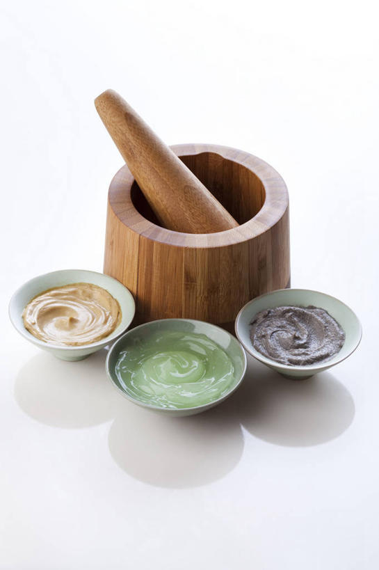 无人,竖图,俯视,留白,白色背景,按摩,美容,芦荟,静物,叶子,北京,中国,亚洲,护肤,准备,反射,材料,瓷器,润肤露,草药,药草,传统,自然,干花,保养,享受,休闲,面膜,放松,SPA水疗,保健,温泉浴场,摄影,有机食品,研磨,维生素,简单,化妆用品,草本,清新,中国文化,华贵,研磨器,干的,中医,东亚,养颜,替代疗法,芦荟汁,矿泉疗养地,彩图,高角度拍摄,影棚拍摄,水疗,传统文化,成分