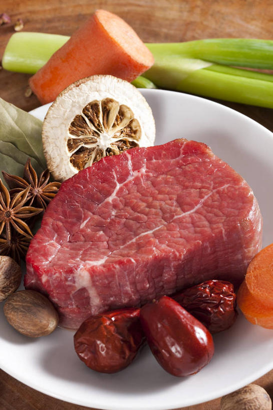 无人,竖图,特写,胡萝卜,蔬菜,静物,中国,亚洲,准备,材料,瓷器,葱,调料,香料,牛肉,食品,调味品,饮食,盘子,摄影,多样,肉豆蔻,膳食,草本,东亚,枣椰子,月桂叶,香叶,肌理,炖牛肉,天竺桂,香桂叶,桂叶,月桂,彩图,影棚拍摄,陈皮,成分