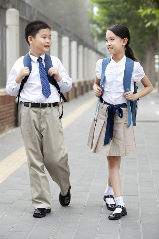 东方人,儿童,两个人,学生,笑,微笑,露齿笑,竖图,室外,白天,正面,裙子,快乐,友谊,幸福,纯洁,路,北京,中国,亚洲,正装,并排,书包,人行道,围墙,教育,校园,小孩,背包,健康,面对面,校服,活力,可爱,童年,童趣,摄影,生长,生活方式,早晨,童真,东亚,烂漫,无邪,无忧无虑,天真,男孩,女孩,亚洲人,中国人,孩子,步行,彩图,欢乐,小学,男生,女生,小学生,国际学校,挨着